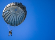 探秘跳伞极限运动：冒险的极限体验